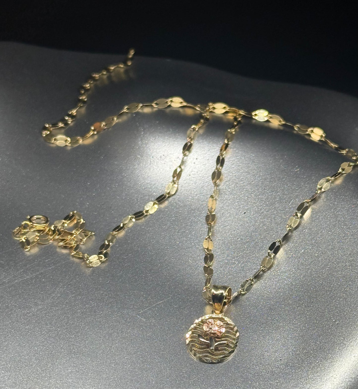 14K Gold Floral Medallion Pendant Necklace