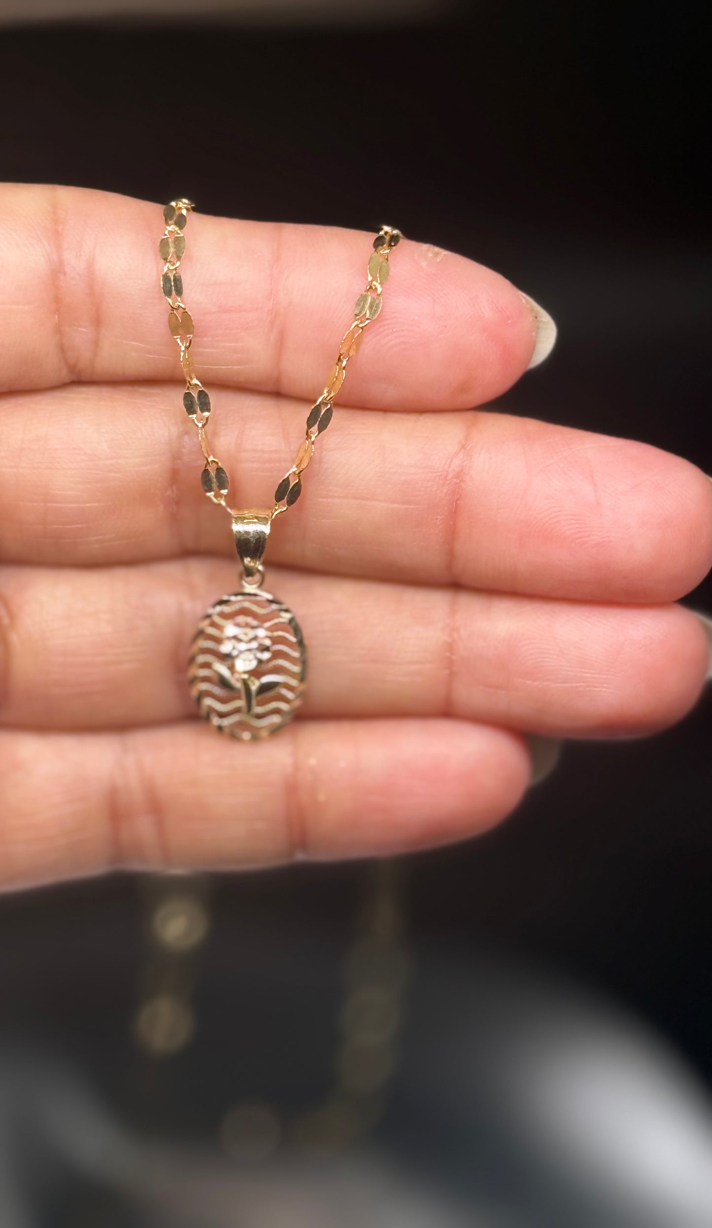 14K Gold Floral Medallion Pendant Necklace
